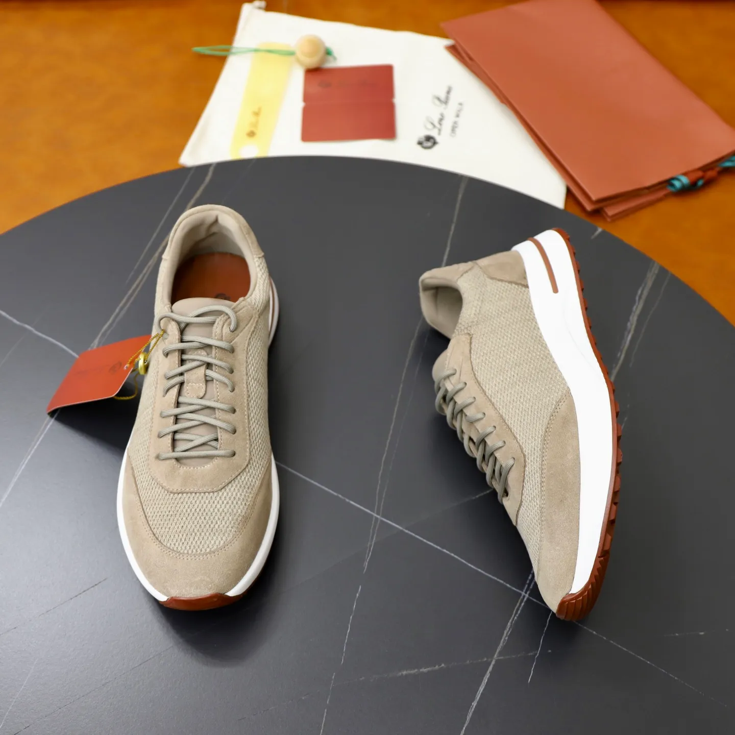 Ex-factory price: 560💰Loro Piana Tennis Walk men’s moral training sneakers! These new textured leather tennis shoes feature an ultra-low-top design for year-round wear and are water-resistant. The wrapped sole creates an effortlessly attractive color combination that harmoniously blends functionality with understated style. The ideal footwear option for urban dressing. The heel is decorated with a soft calfskin tongue with Kummel color inserts and an embossed LP logo. Cotton shoelaces. Material: Upper: Gray woven stitching with cowhide accents! Sole: Rubber lining: Cow leather original rubber sole, excellent foot comfort, complete package! Size: 38-39-40-41-42-43-44 leather shoe size (4546 can be customized)